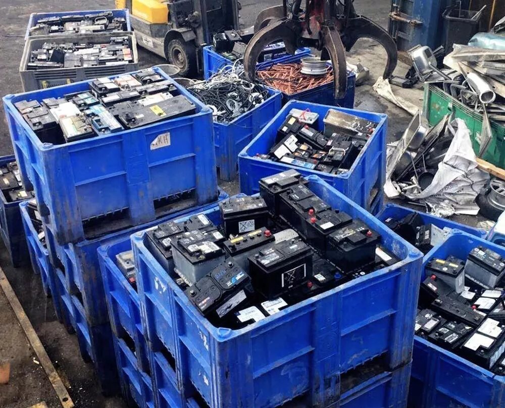 Свинцовый автомобильный аккумулятор. Lead acid Battery Scrap. Утилизация аккумуляторов. Утилизация аккумуляторных батарей. Лом аккумуляторных батарей.