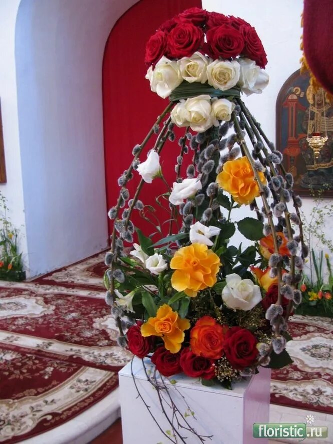 Украшения храма. Храмовая флористика пасхальное яйцо. украшение паникадила в храме на пасху. цветочные композиции для храма. флористика в храме.