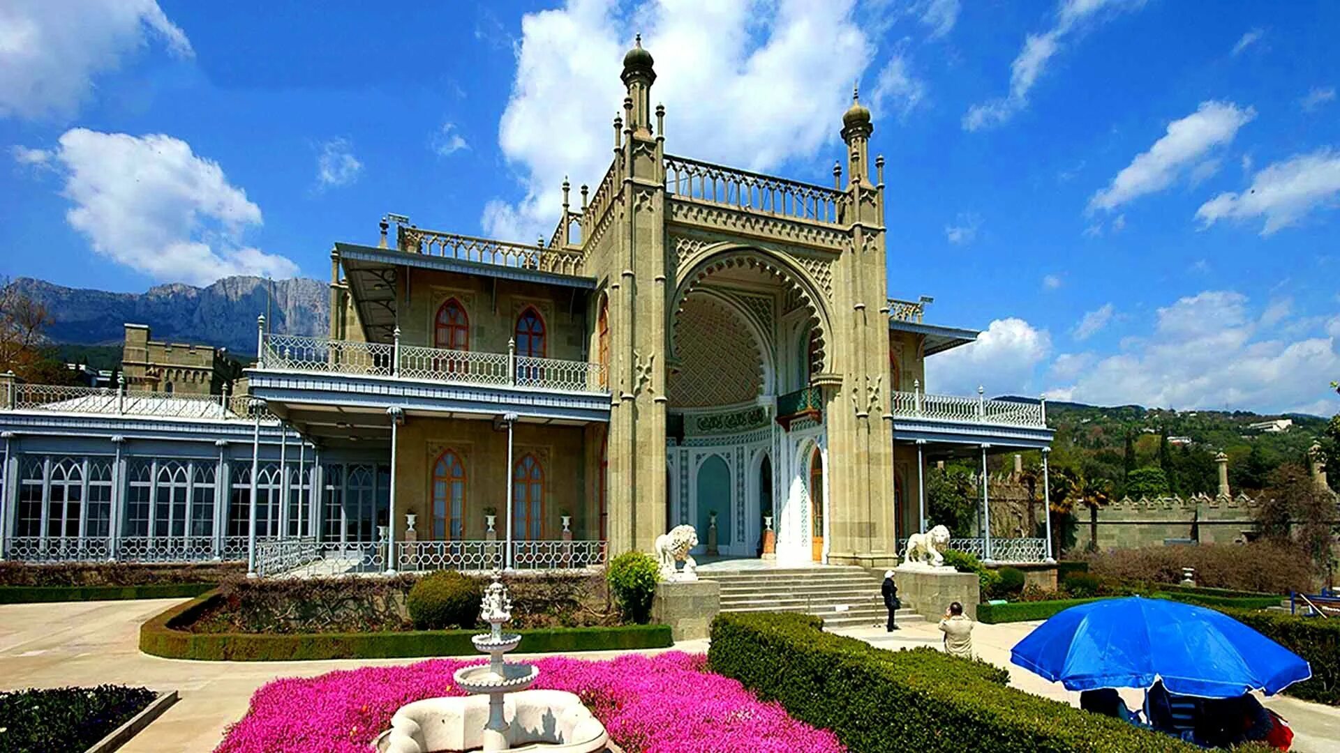 Дворцовый ансамбль в ялте. Воронцовский дворец Ялта. Ялта Алупка Воронцовский дворец. Алупкинский дворец Ялта. Алупкинский дворцово-парковый комплекс.