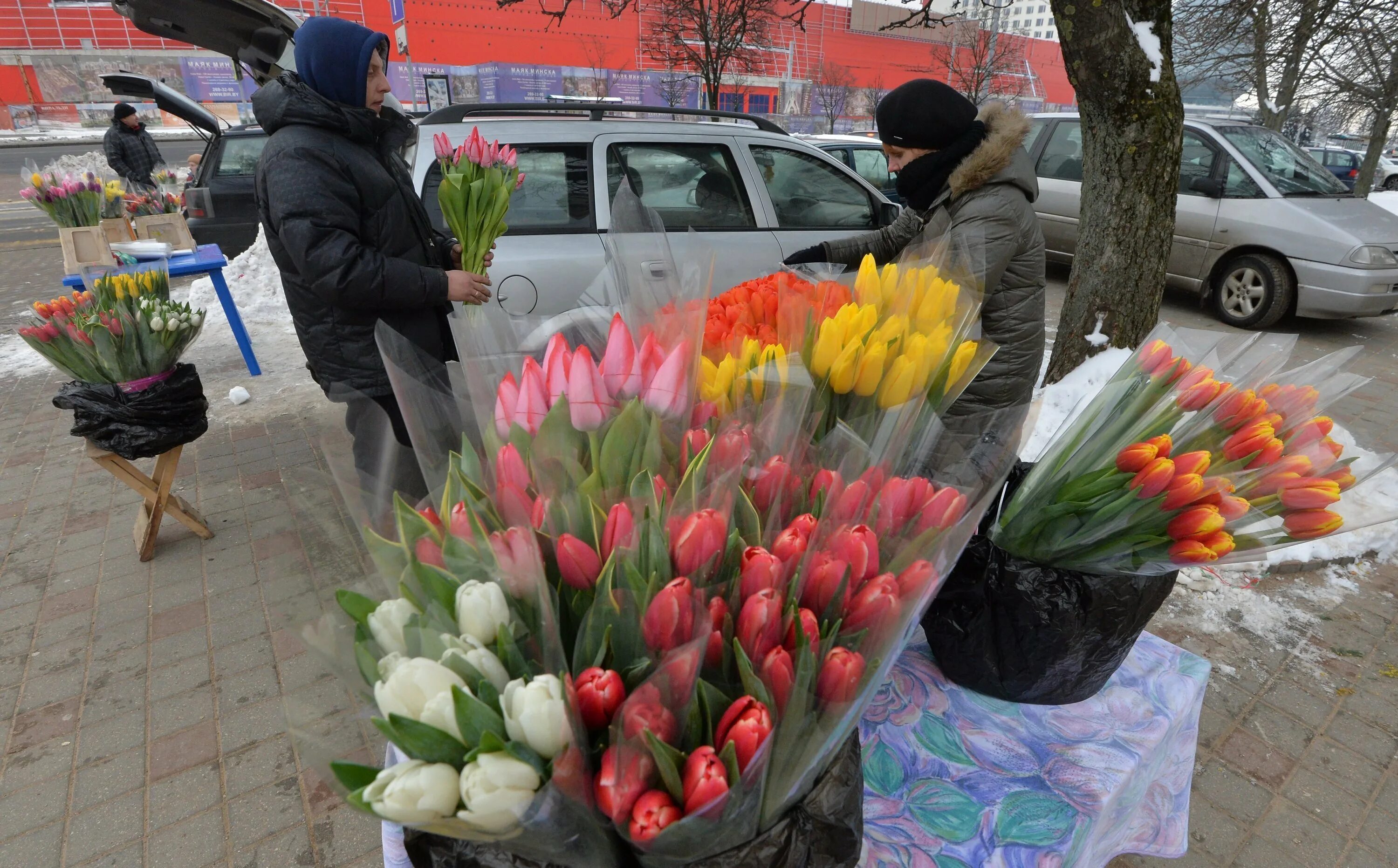 Торговля цветами на улице. Розы можно ставить с тюльпанами