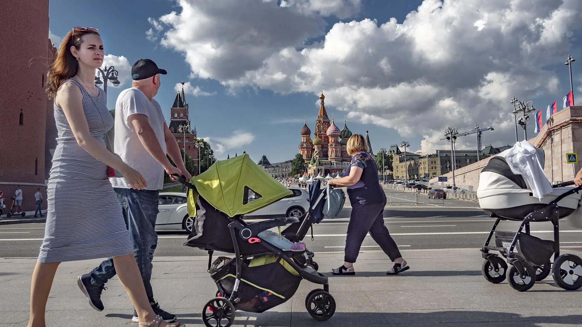 Поддержка семей с детьми москва. Семья с двумя детьми Россия. Коляска для многодетных семей прикол. Дети Путина.