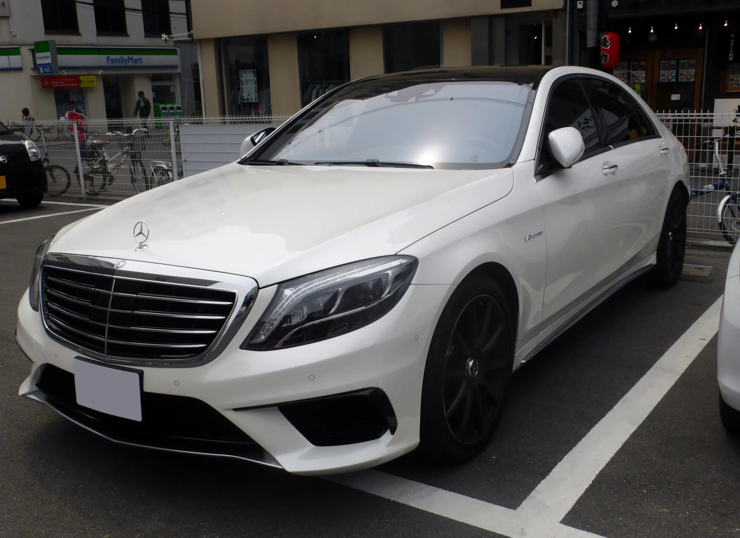 Машина за 3 миллиона рублей. Mercedes Benz s63 AMG. Мерседес s222 63 AMG. Мерседес-Бенц s63 AMG белый. S63 AMG long v222.