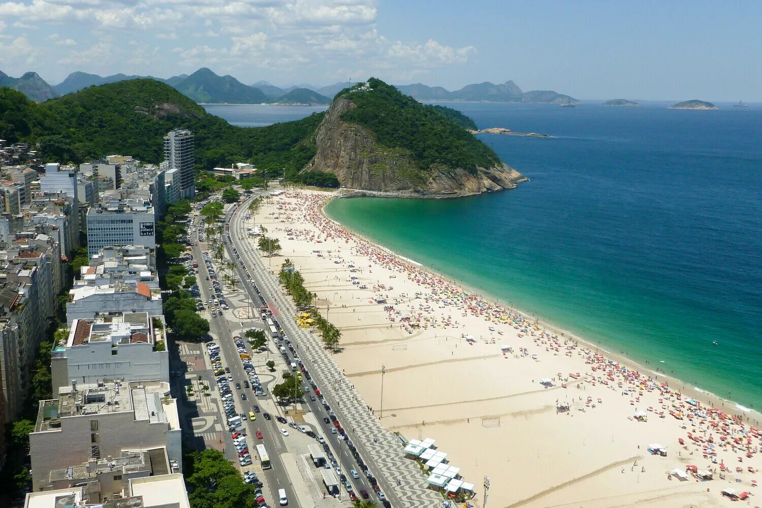 Где живет бразилия. Пляж Копакабана в Рио-де-Жанейро. Бразилия пляж Копакабана. Копакабана, Рио-де-Жанейро, Бразилия. Бразилия пляж Копакабана в Рио.