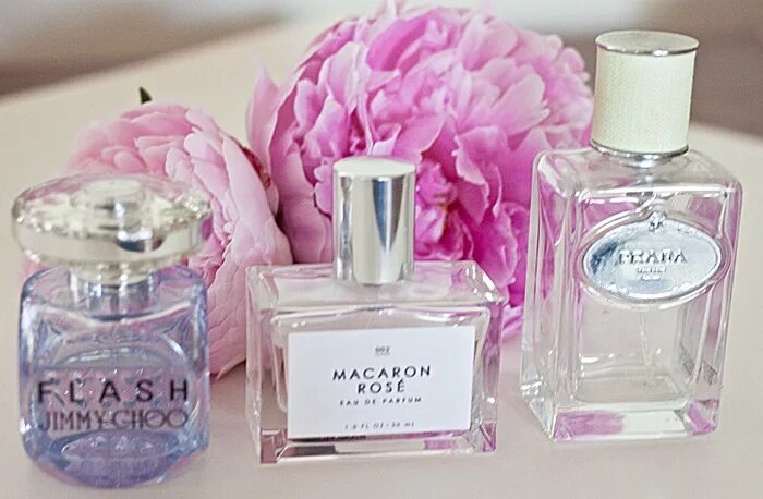 Популярные духи. Miss dior флакон. Нежные легкие ароматы духов. Шанель мисс диор. Нежные ароматы для женщин.