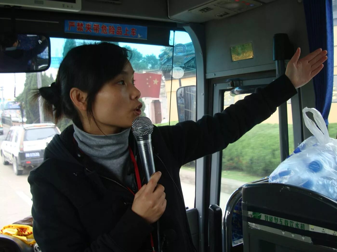 Overcrowded bus. китаянка в автобусе. фигуристая китаянка в метро. китайские автобусы. автобус.