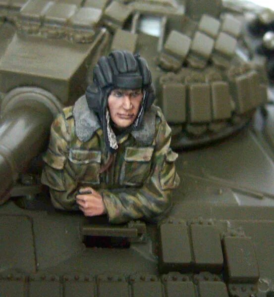 Два танкиста. Фигурка механика водителя танка 1/35. Грязный танкист. Танкист пофигист. Механики водители на сво