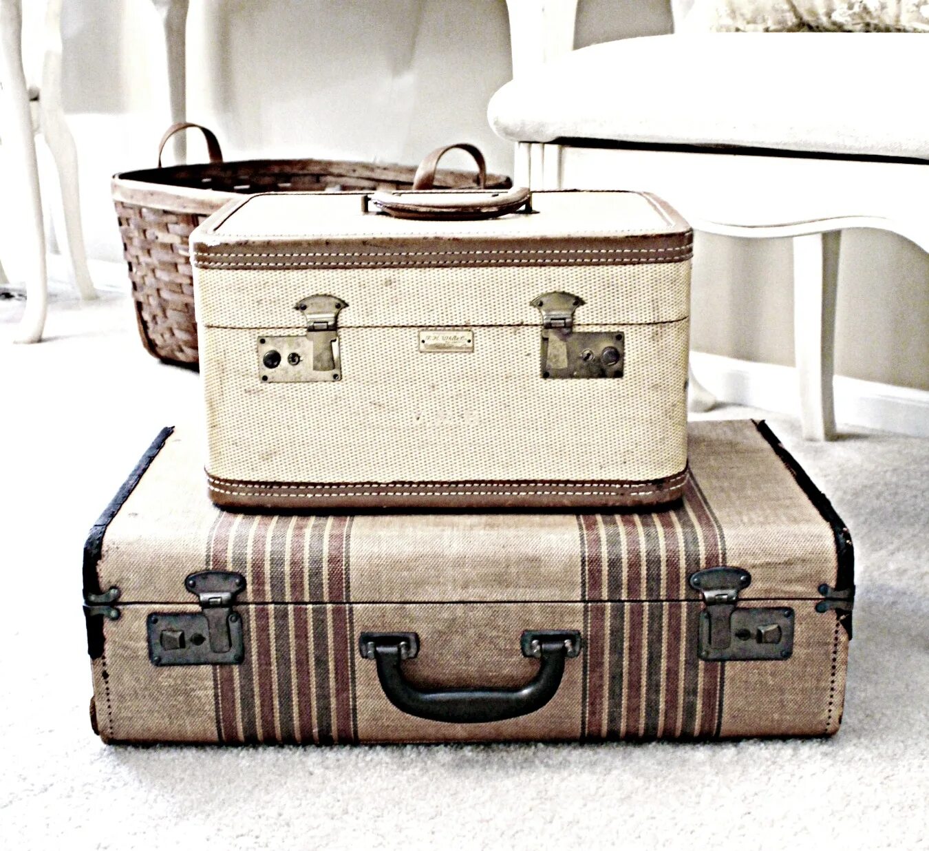 These suitcases. Старый чемодан. These suitcases. Чемодан декоративный. These suitcases.