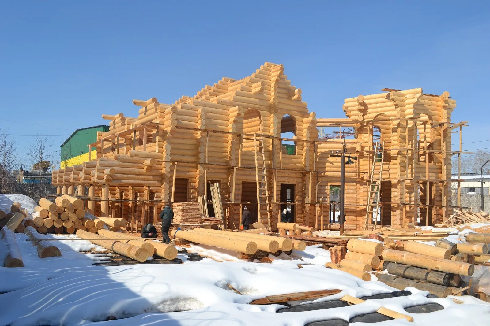 Новые изменения в строительстве. Дерево в строительстве. Строительство деревянного дома. Строят деревянный дом. Материалы для деревянных построек.