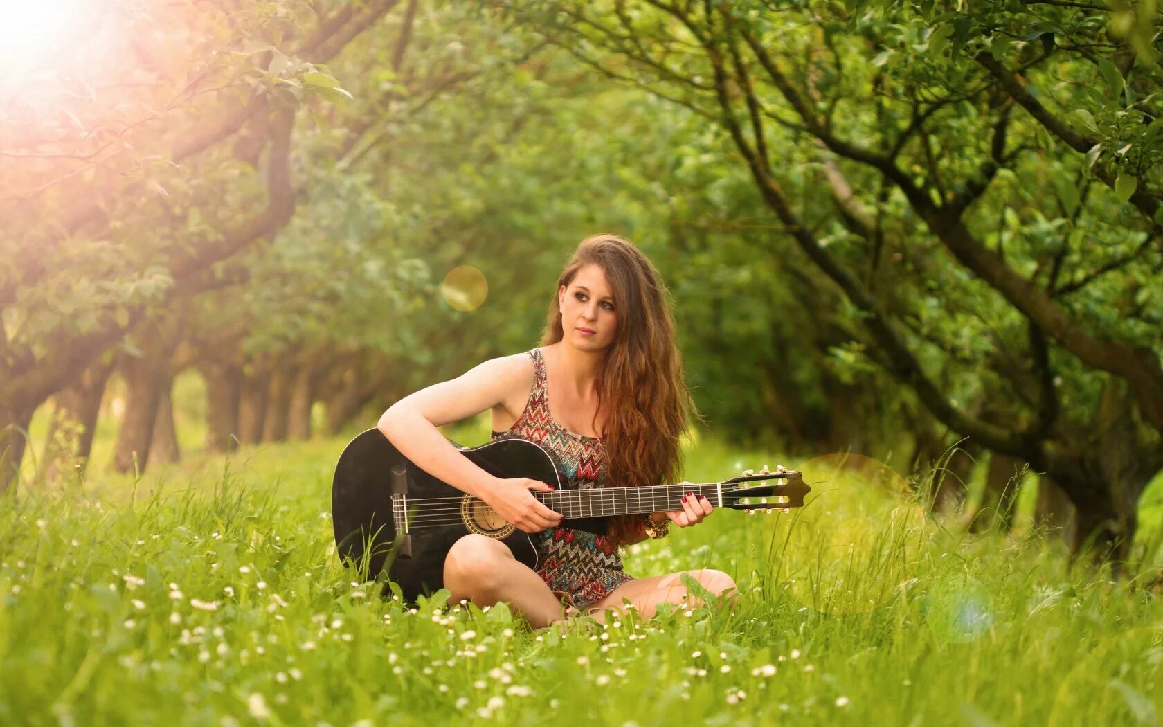 Гитара пение. Девушка с гитарой на природе. Фотосессия с гитарой на природе. Девушка с электрогитарой.