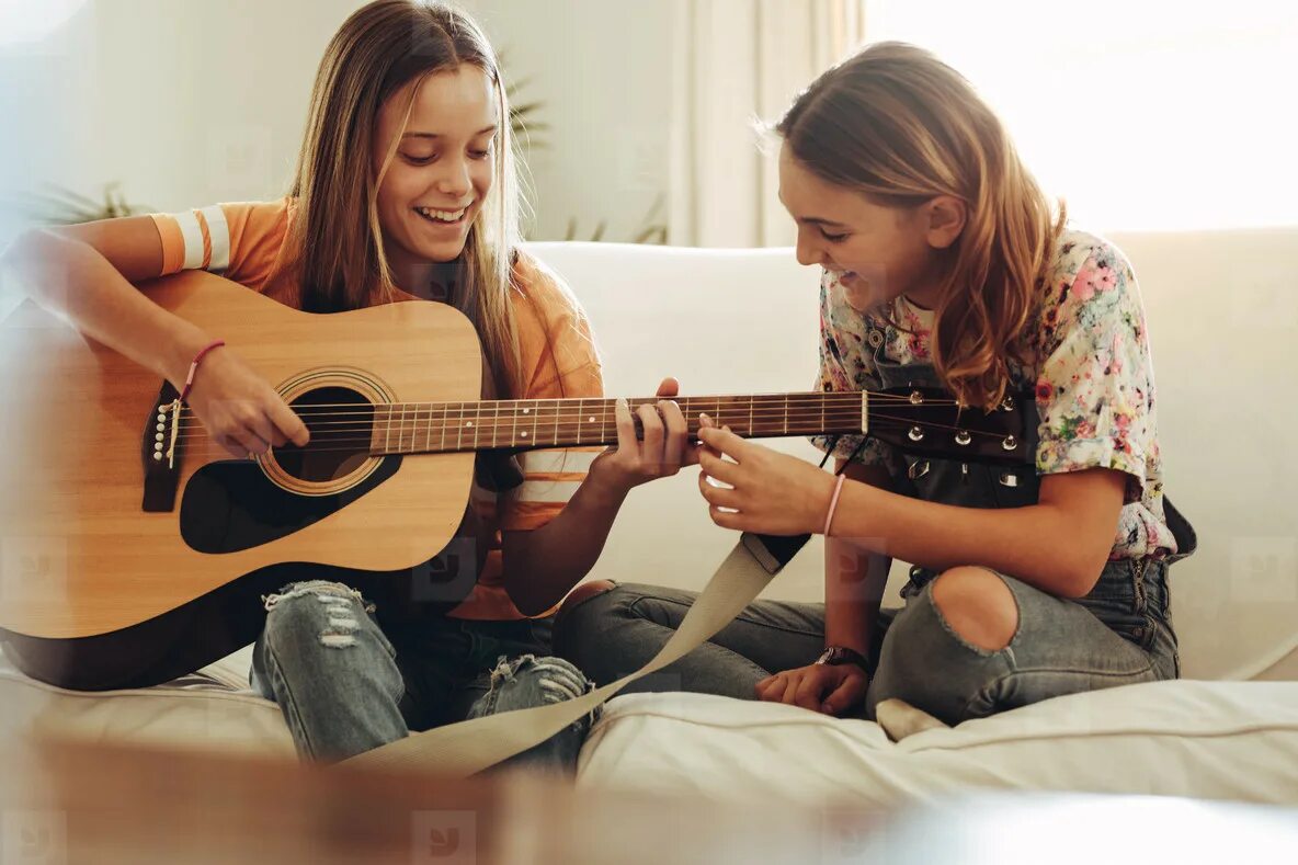 Подросток с гитарой. Подруга гитара. Люди играющие на гитаре. Гитара для детей. Лучшие подружки на гитаре