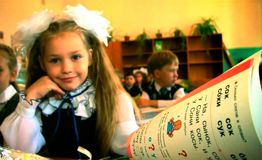 сентябрь школа учеба. уборка класса в школе. школьников обяжут. уборка школьного класса. россия дети школа новая.