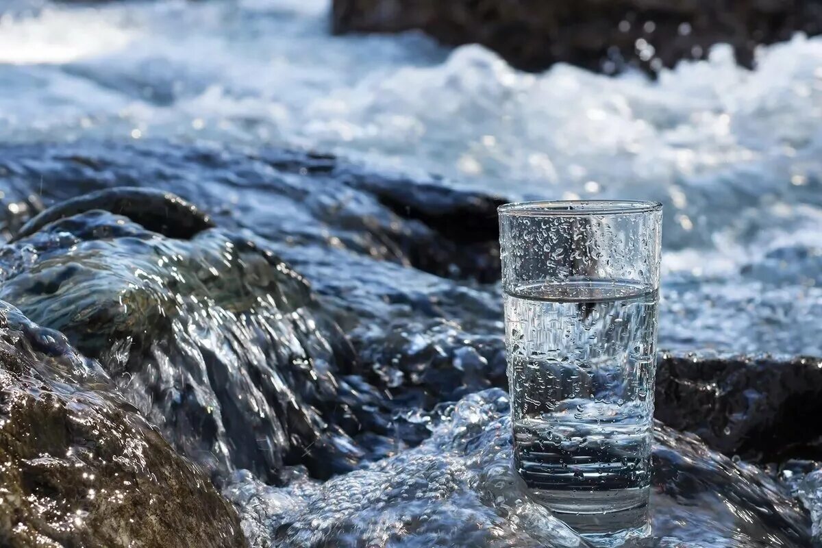 Питьевые Минеральные воды из источника. Пресная вода. Родниковая вода. Чистая вода.