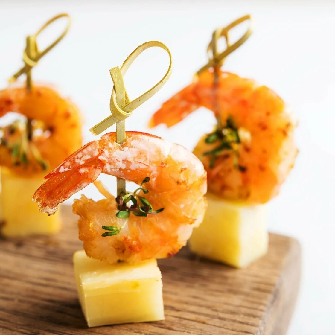 Канапе креветка с цукини и. Канапе с креветкой и черри. Канапе с креветками на праздничный стол рецепты. Канапе с креветками на праздничный стол рецепты. Канапе с креветками на праздничный стол рецепты.