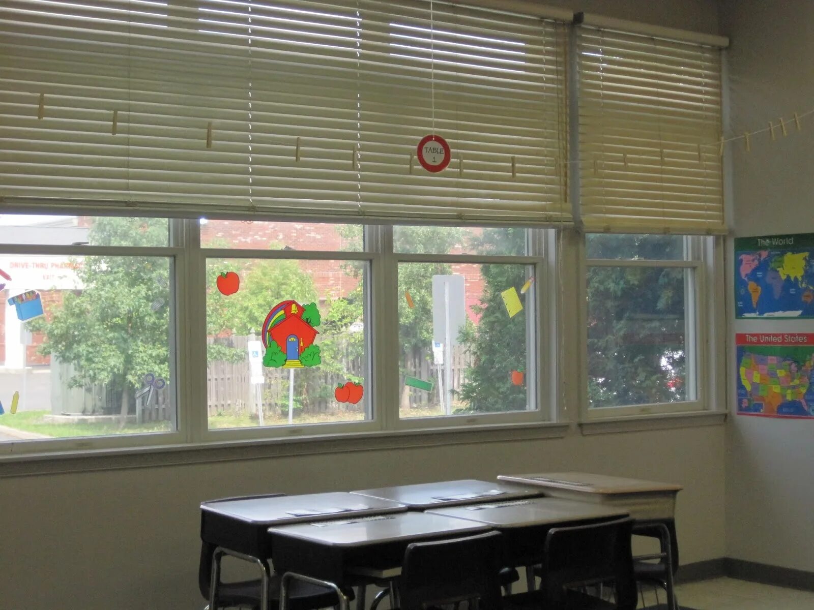 Новые окна в классе. Окно в классе. Classroom Window. School Classroom Window Curtain.