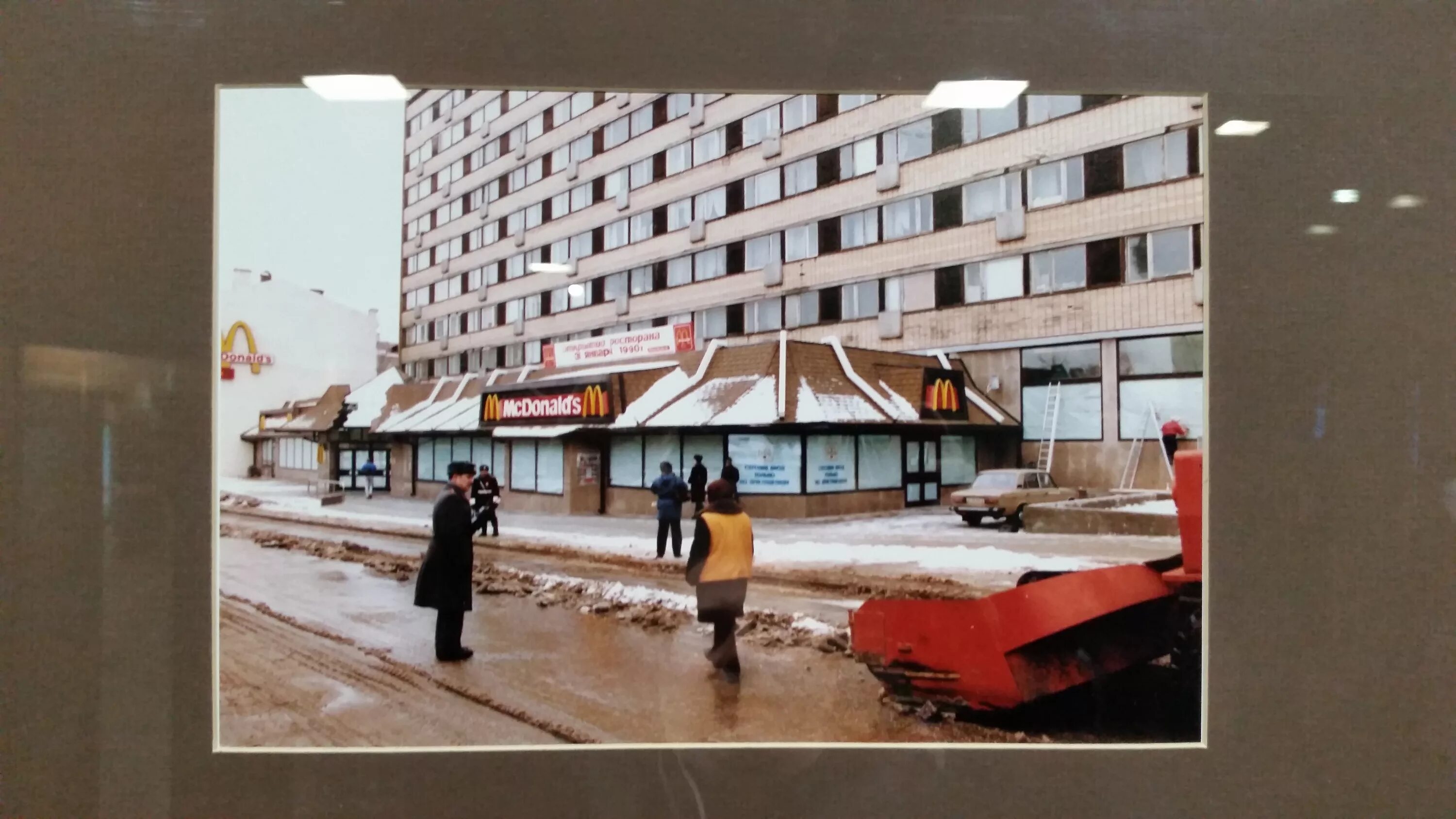 первый макдональдс в россии. макдональдс на пушкинской ссср. очередь в макдональдс 1990 москва. очередь в макдональдс 1990 на пушкинской. первый макдональдс в ссср был открыт.