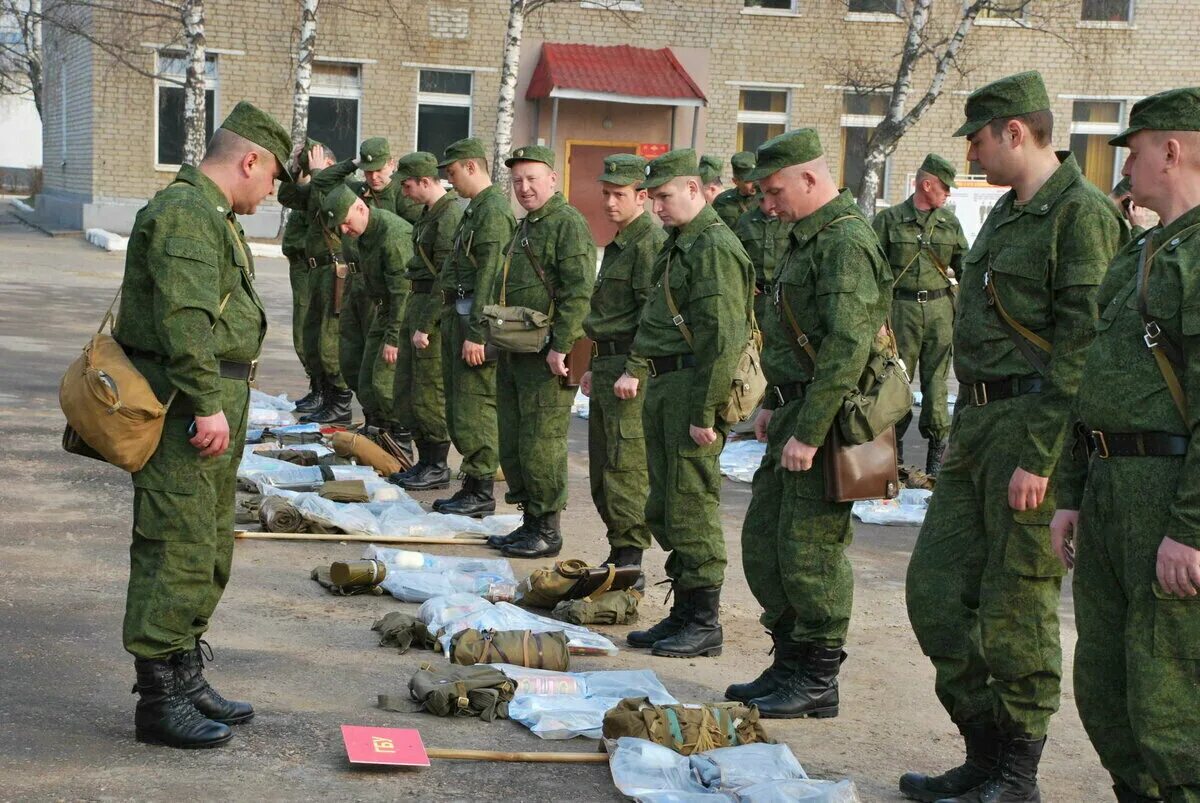 Бывшим офицерам работа. Солдаты на плацу. Солдаты в армии. Командир в армии. Строевой смотр в армии.