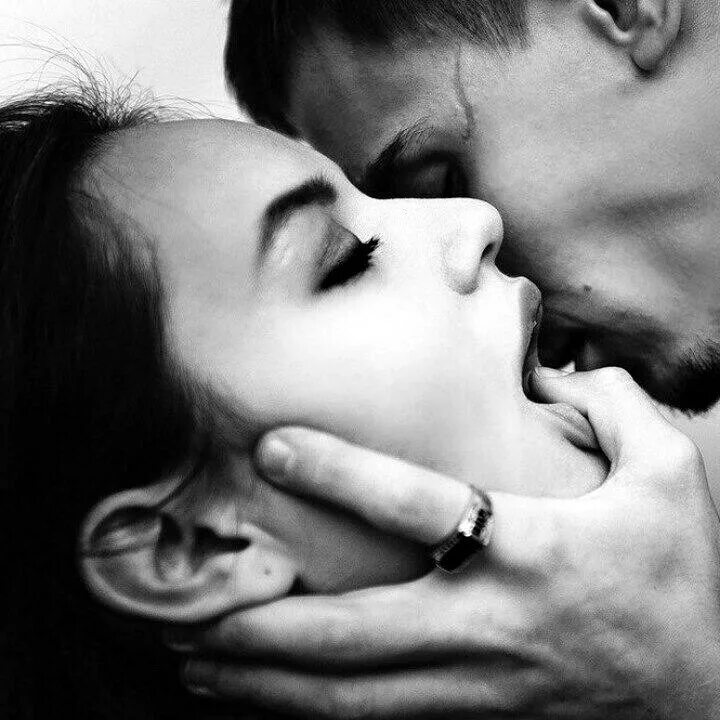 Грубый именно. Страстные поцелуи. Целует в шею. Поцелуй страсть. Горячий поцелуй.