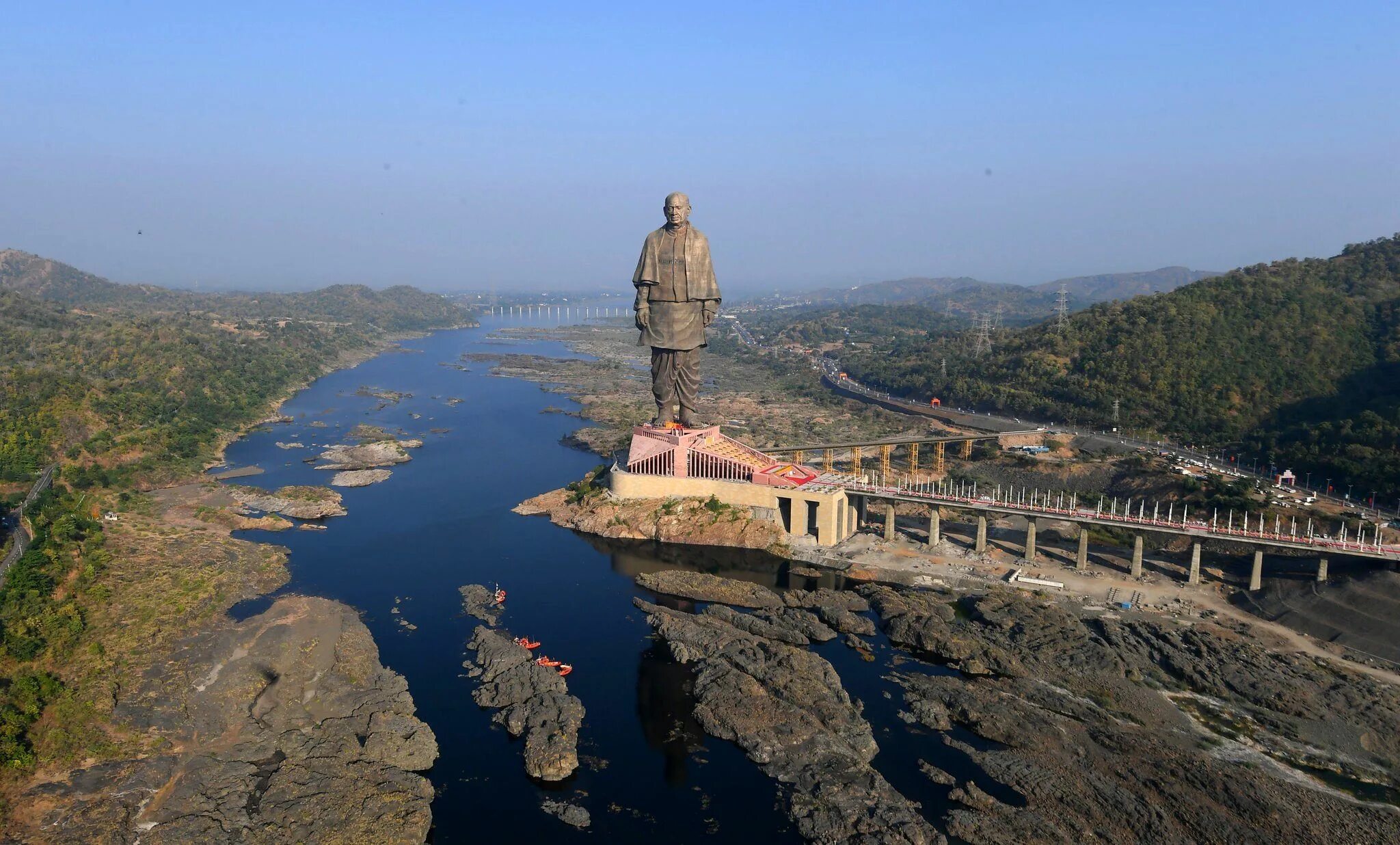 Самый большой округ в мире. Статуя Валлабхаи Патель в Индии. Статуя единства — статуя Валлабхаи Пателя. Статуя Юнити Индия. Статуя единства в Гуджарате, инди.