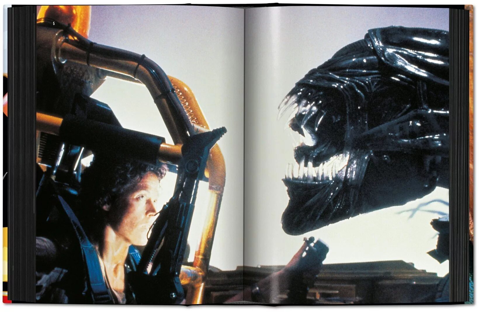 Чужой 4 воскрешение фильм 1997 рипли. Когда был снят чужой. Чужой 1979 ксеноморф. Рипли чужой 2. Чужие джеймс кэмерон 1986.