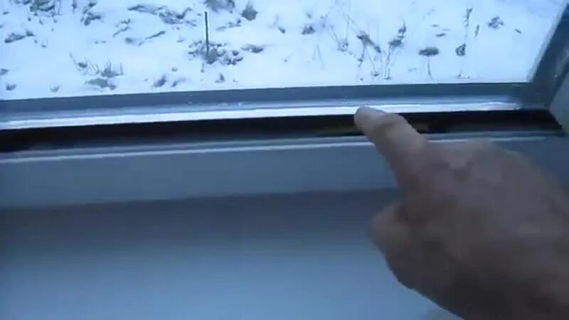 Почему на стекле окна образуется лед. Изморозь на пластиковых окнах. Сбор конденсата на пластиковых окнах. Лента от конденсата на окнах. На стеклопакете появились пятна.