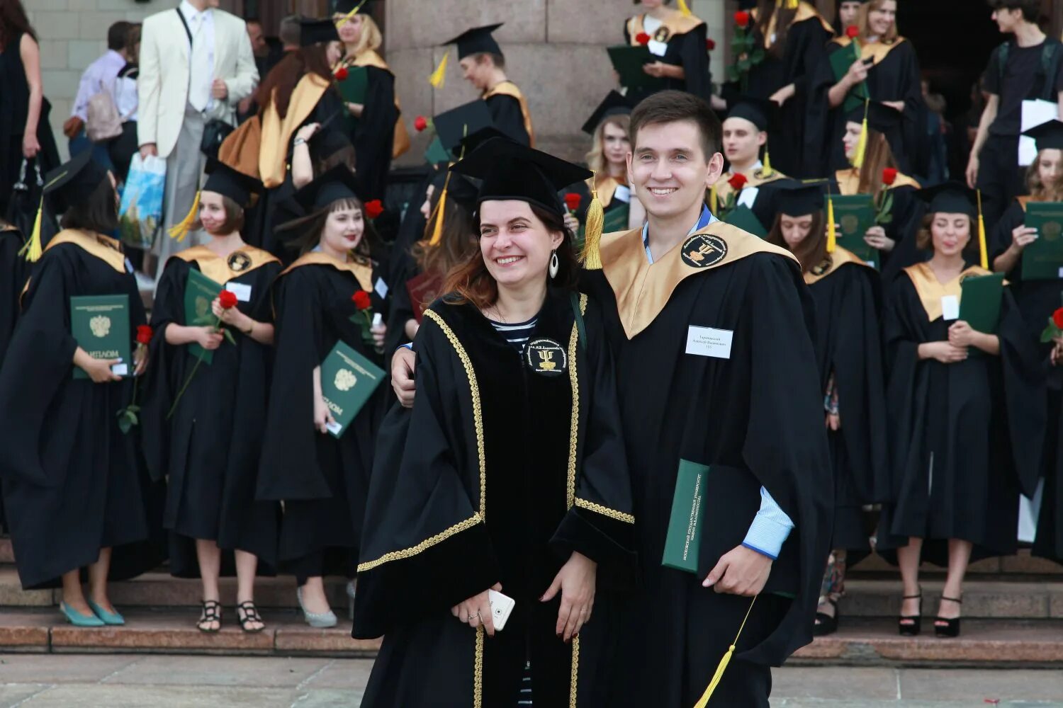 студенты выпускники мгу. выпускники мгу по годам. академическая мантия магистра мгу. выпускной мгу. факультет почвоведения мгу выпускники.
