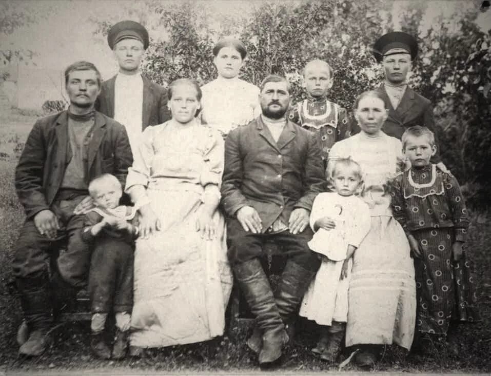 Где жили его родственники. Старые семейные фотографии. Старинные фотографии семьи. Старинное фото семьи. Род семья.