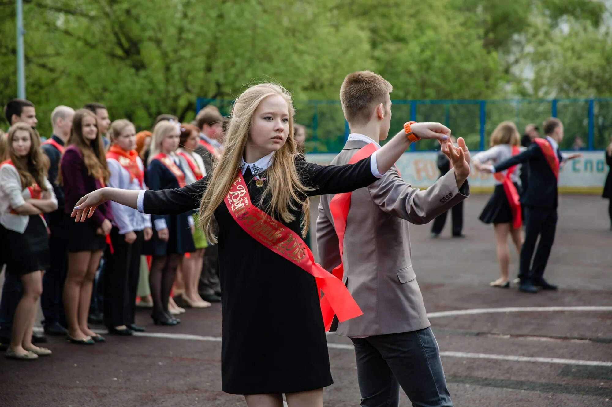 Последний звонок. Последний звонок 11 класс. Последний звонок Беларусь. Фотосессия в школе. Номер на выпускной 11 класс