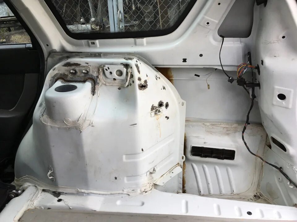 Замена заднего стакана - Lada Приора седан, 1,6 л, 2009 года кузовной ремонт DRI