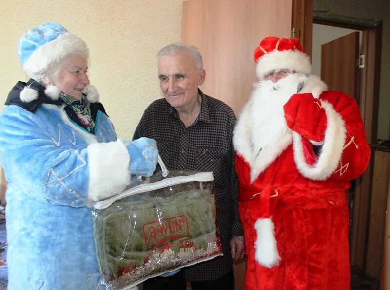 Дед и елка в бийске. Елочки пенсионер. Подарок старику. Бабушка у елки. Елочки пенсионер.