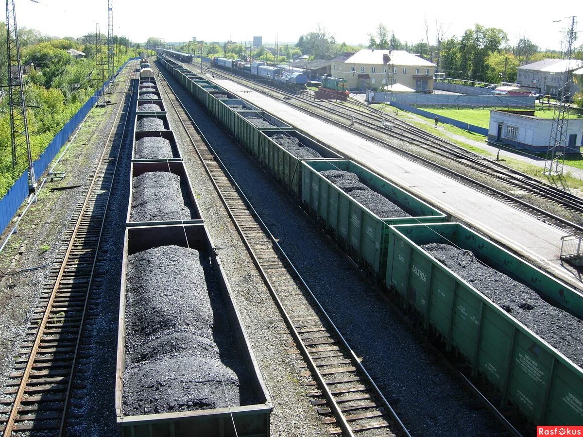 Уголь железная дорога. Поезд с углем. Вагоны с углем. Состав угля. Железнодорожный состав уголь.