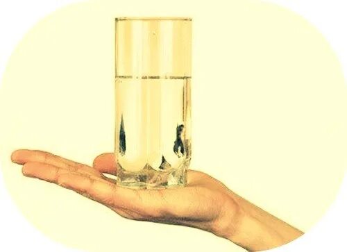 В стакан опустить груз. Притча профессор и стакан. Стакан в вытянутой руке. Притча о стакане воды. Притча про стакан.