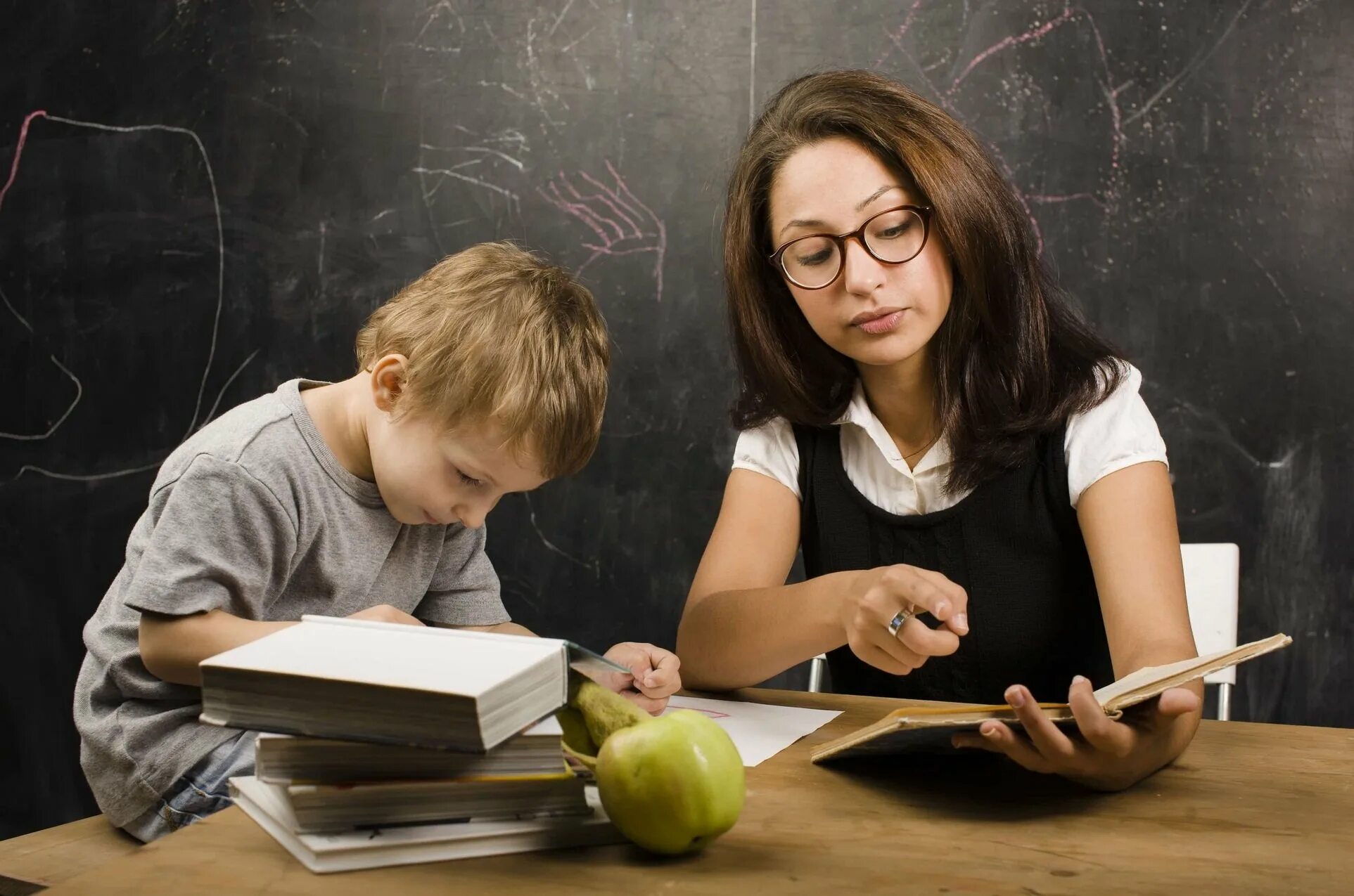 Hungry teacher. Учитель и ученик. Учитель учит ученика. Школьники и учитель. Педагог и ученик.