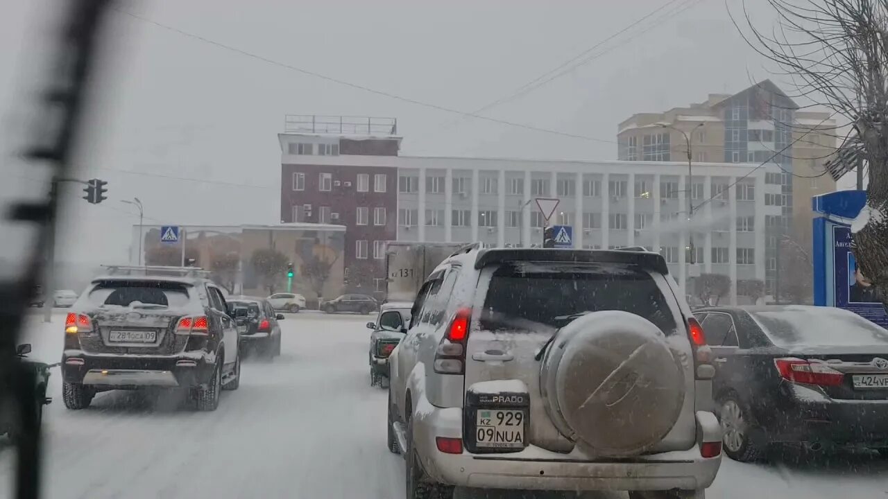 Снежный шквал. Оттаял асфальт. Караганда зимой. Темиртау грязный снег. Сугробы в караганде.