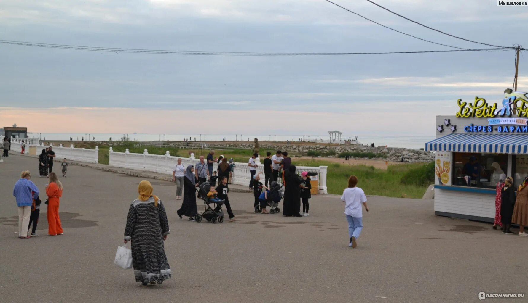 Столица дагестана каспийск?. Каспийск море. Набережная каспийска 2022. Пляж лагуна каспийск. Каспийск пляж.