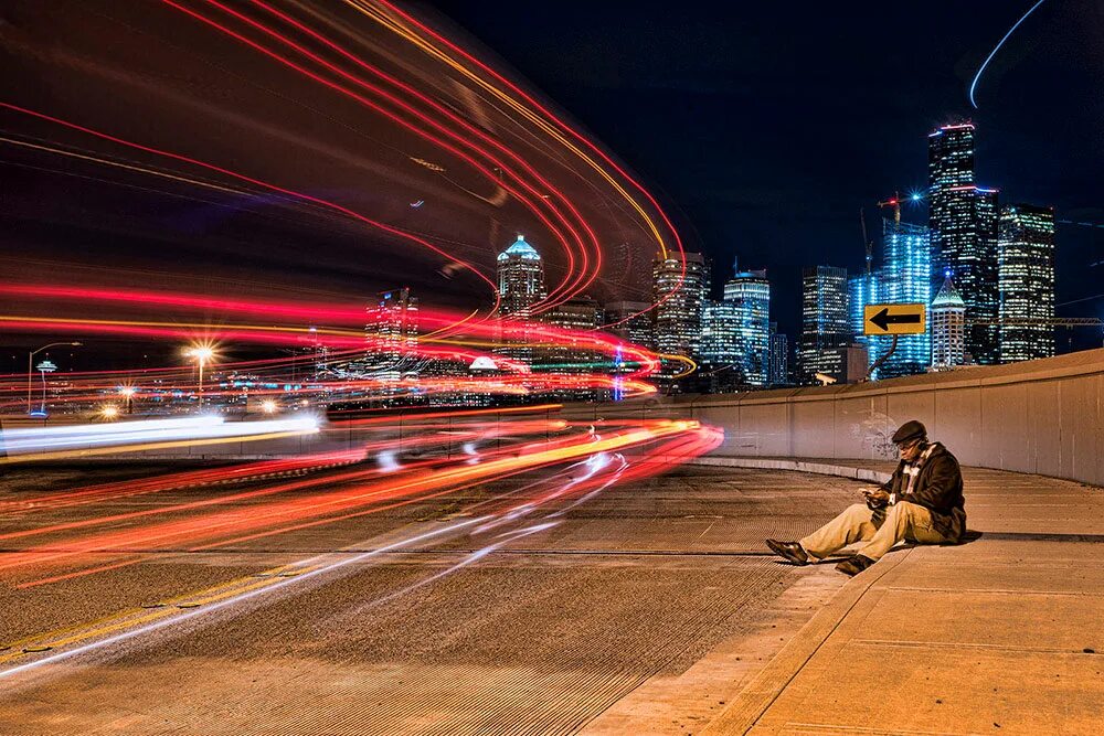 Ночной город выдержка. Мкад ночью. Следы от машин ночью. Длинная выдержка. Машины на длинной выдержке.