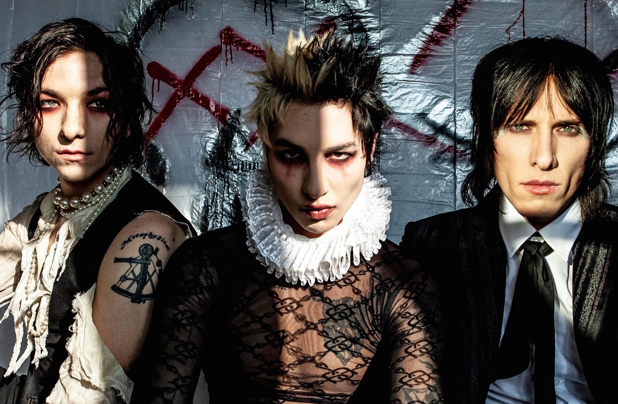 Palaye royale dead. Джонатан Palaye Royale. Palaye Royale Fever Dream. Palaye Royale 2023.