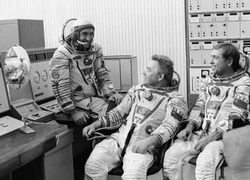 Сколько было первых космонавтов. Васютин Гречко Волков. Васютин космонавт экипажи.