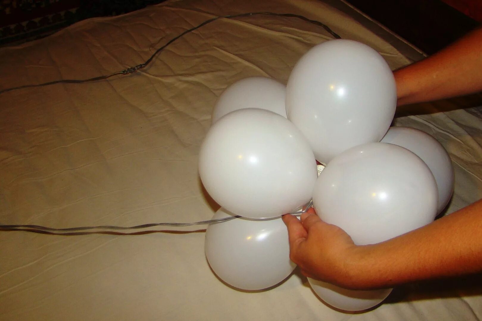 На обычном шаре. Воздушные шары связанные. Облако из воздушных шаров своими руками. Как красиво связать шарики. Красиво скрепить шары.