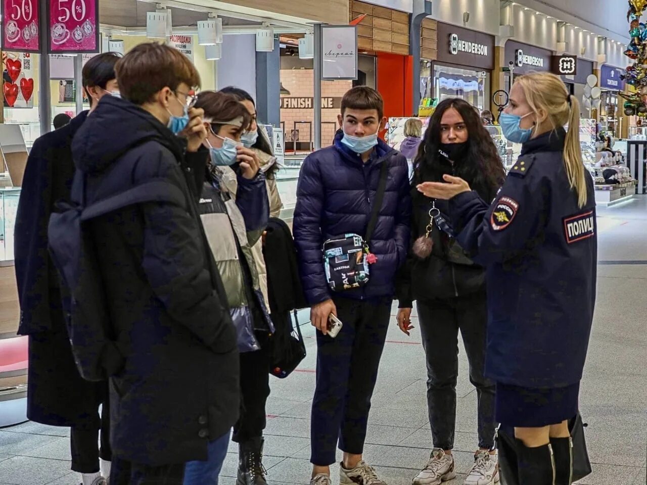 До скольки в россии можно гулять несовершеннолетним. Подростки в торговом центре. Подростки в ТЦ. Школьники в торговом центре. Школьники в ТЦ.