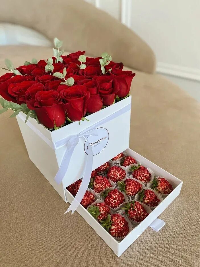 клубничные фантазии из продуктов. Chocoroom клубника. визитка шоколадные букеты. Chocoroom клубника. Chocoroom спб.