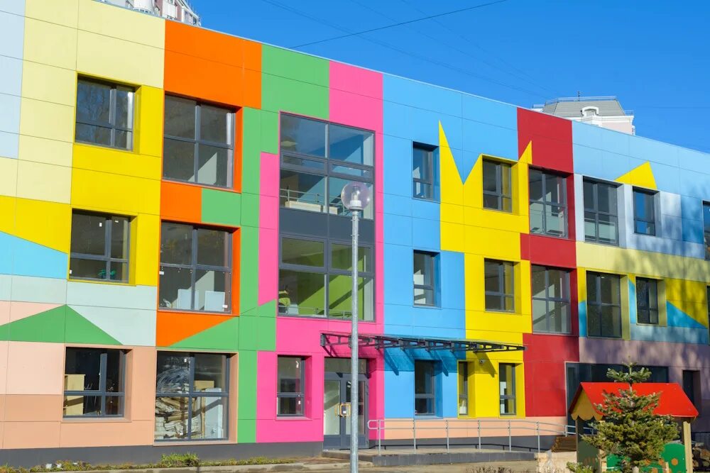 Купить фасад яркая жизнь. Детский сад фасад. Детский садик фасад. Разноцветные здания. Детский сад фасады современные.