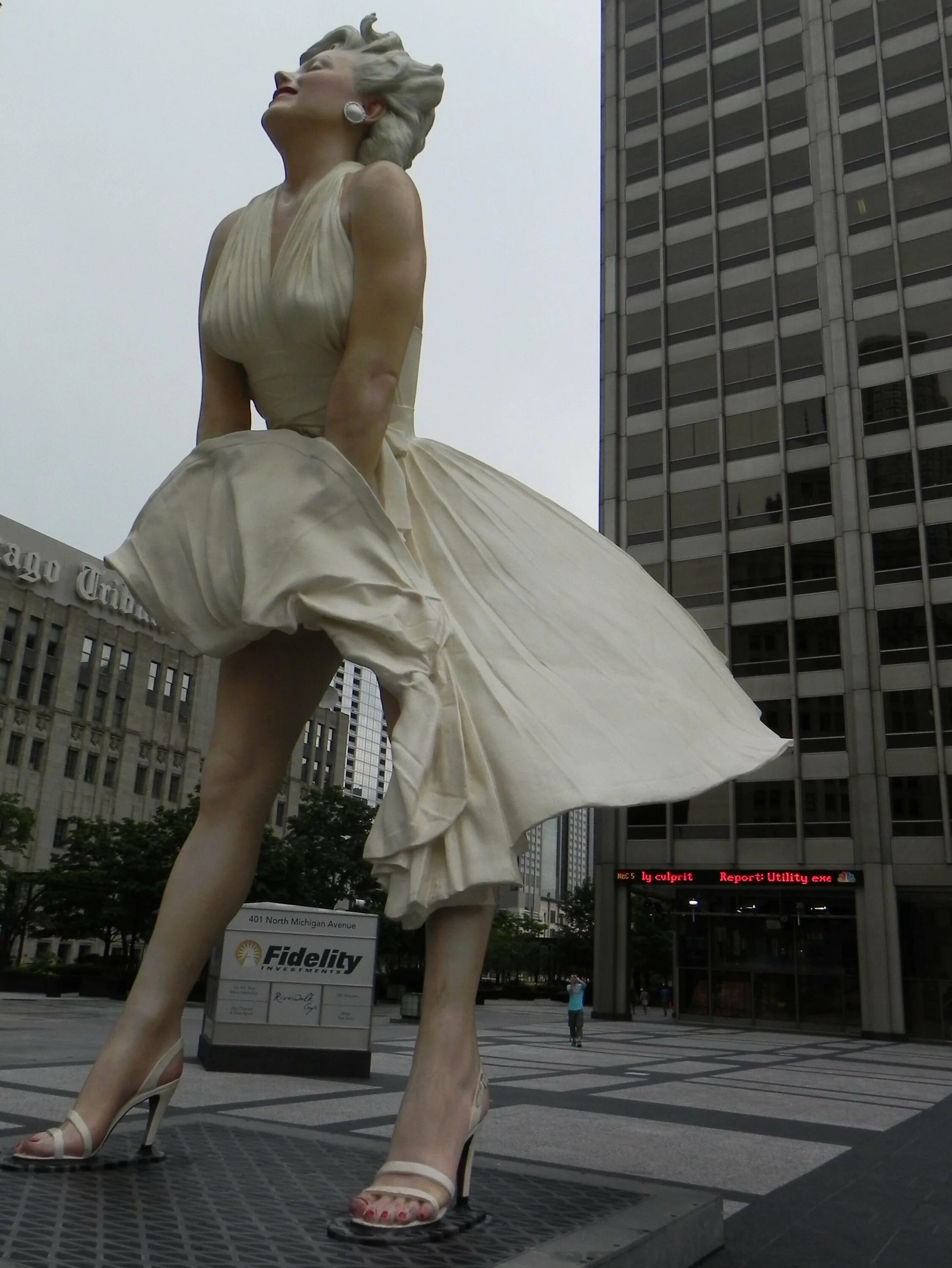 Памятник мэрилин монро в чикаго. Скульптура мэрилин монро в чикаго. Скульптура мерлин монр. Памятник мэрилин монро. Статуя мэрилин монро.