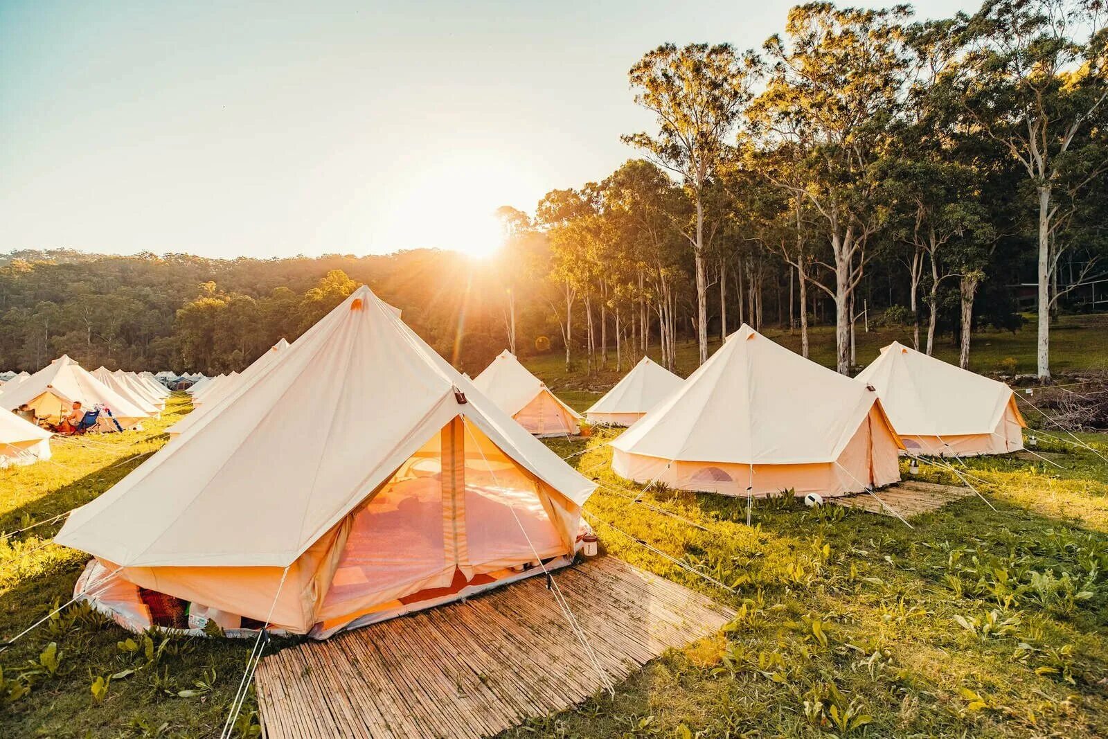 Types of camping. Глэмпинг Верблюдогорка. Экопарк глэмпинг. Кемпинги глэмпинг. Глэмпинг Валдай.