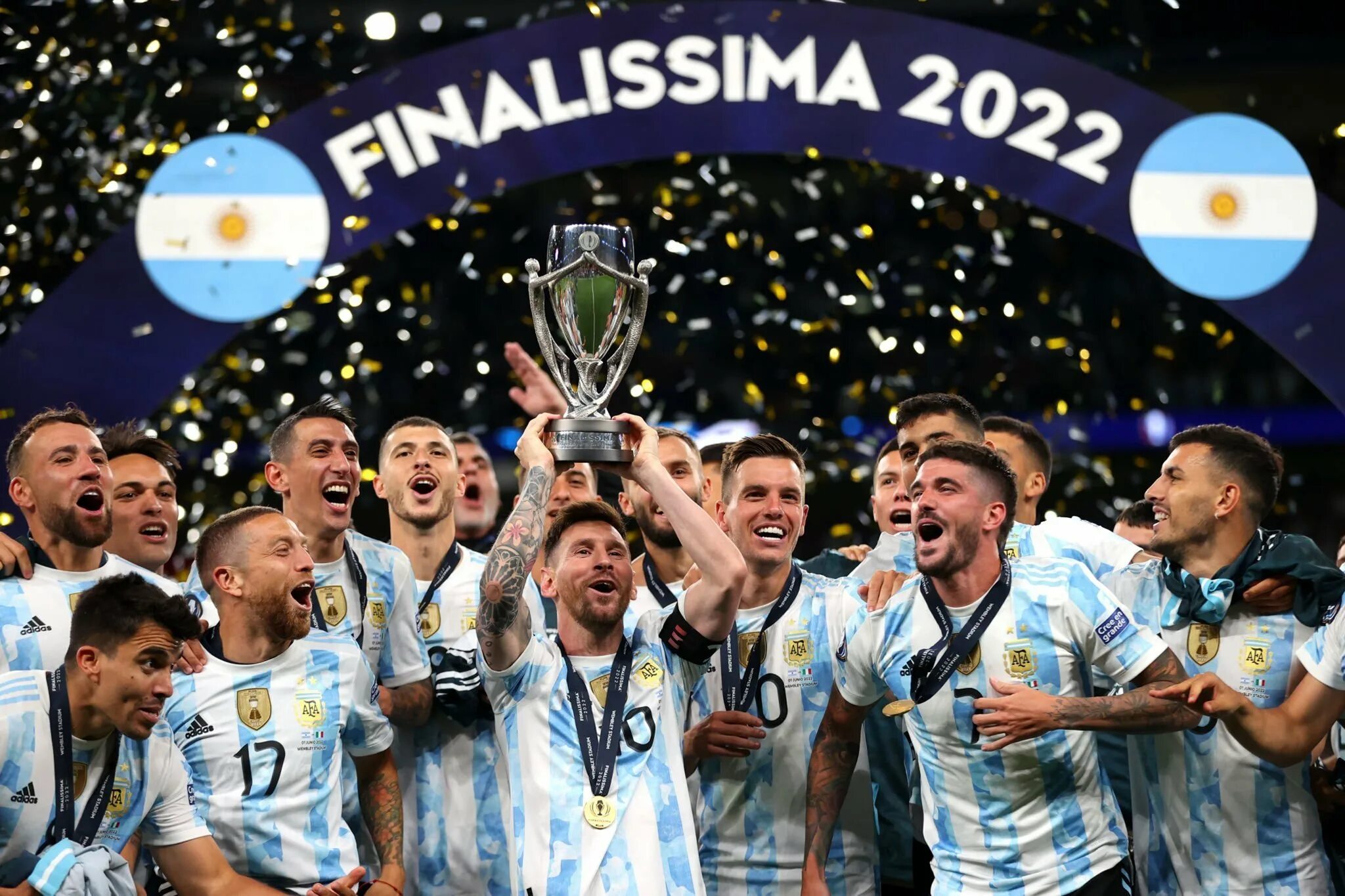 Месси Аргентина 2022 с Кубком. Месси сборная Аргентины 2022. Аргентина победа Месси 2022. Месси победитель finalissima 2022.