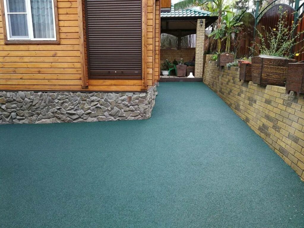 Газон во дворе частного. Резиновое покрытие для двора частного. Резиновая плитка для двора. Резиновое покрытие для двора частного. Полиуретановое покрытие для дорожек.