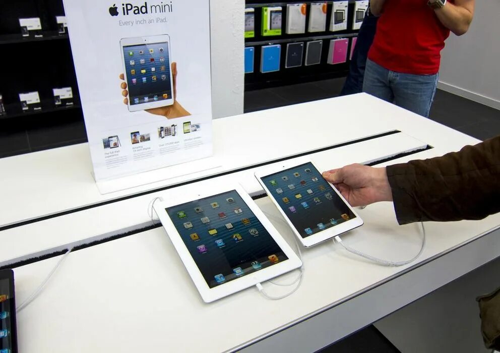 Телефоны и планшеты в магазине техники. IPAD Mini (6-го поколения). IPAD 4. Айпад 4 поколения. Apple IPAD Store.