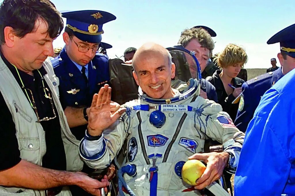 Первый американский космический полет. Деннис Тито полет в космос. Деннис Тито космический турист. Первый турист в космосе Дэннис Тито.