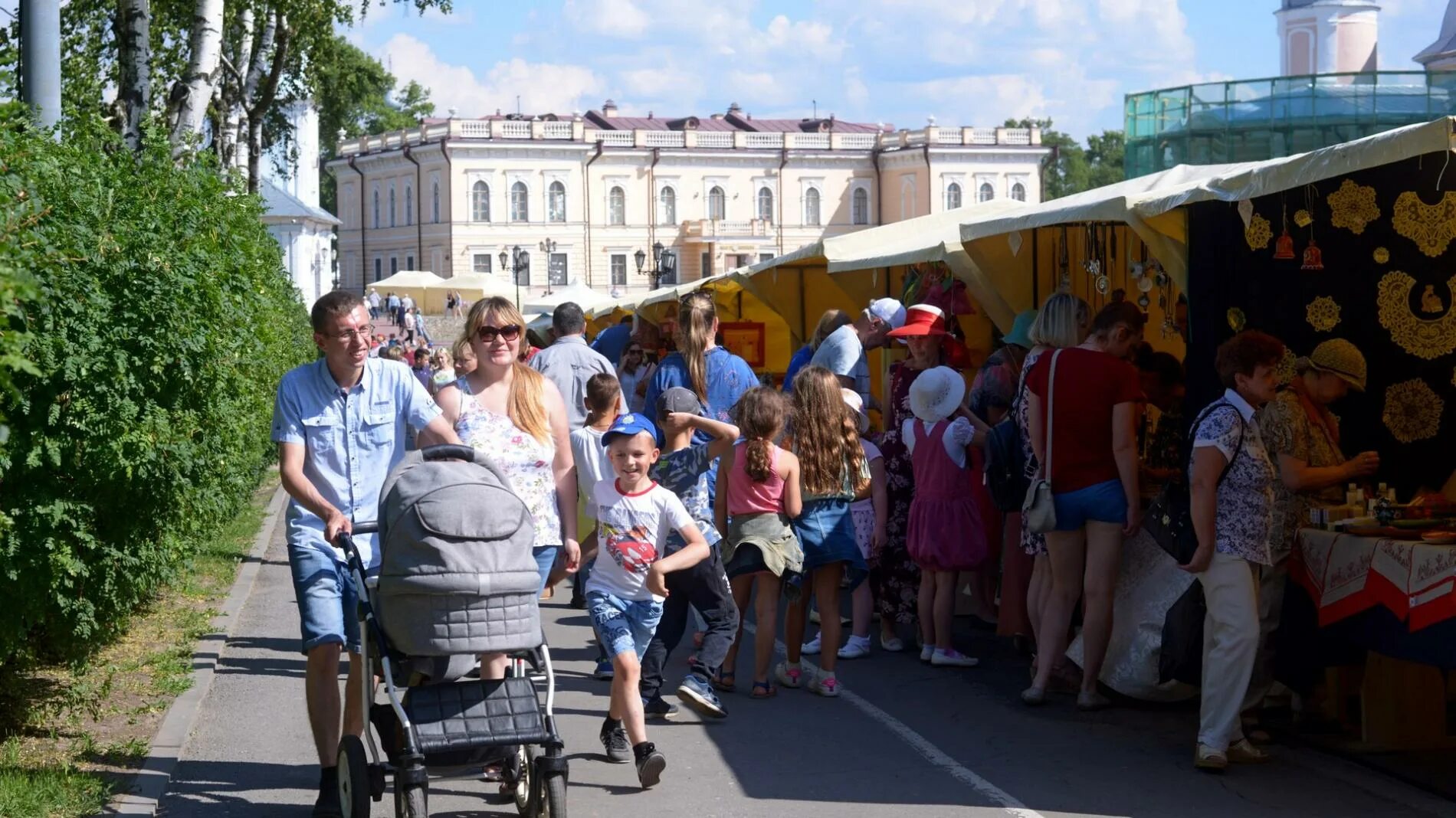 Мероприятия в вологде сегодня. День города Вологда 2022. Вологда ярмарка день города Кремлевская площадь 2022. Вологда 875. Ярмарка в Вологде на день города.