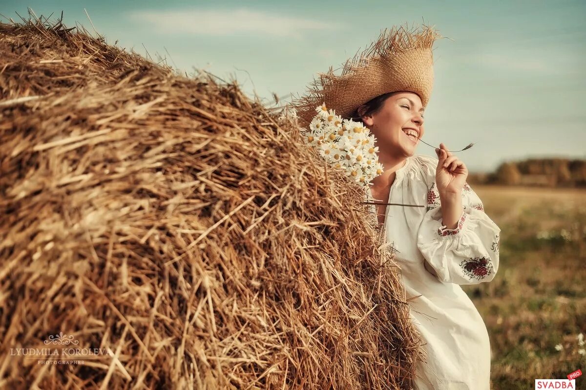 С мамой на сенокосе. Скирда сноп. Фотосессия в поле. Фотосессия на сенокосе. Фотосессия на сене в поле.