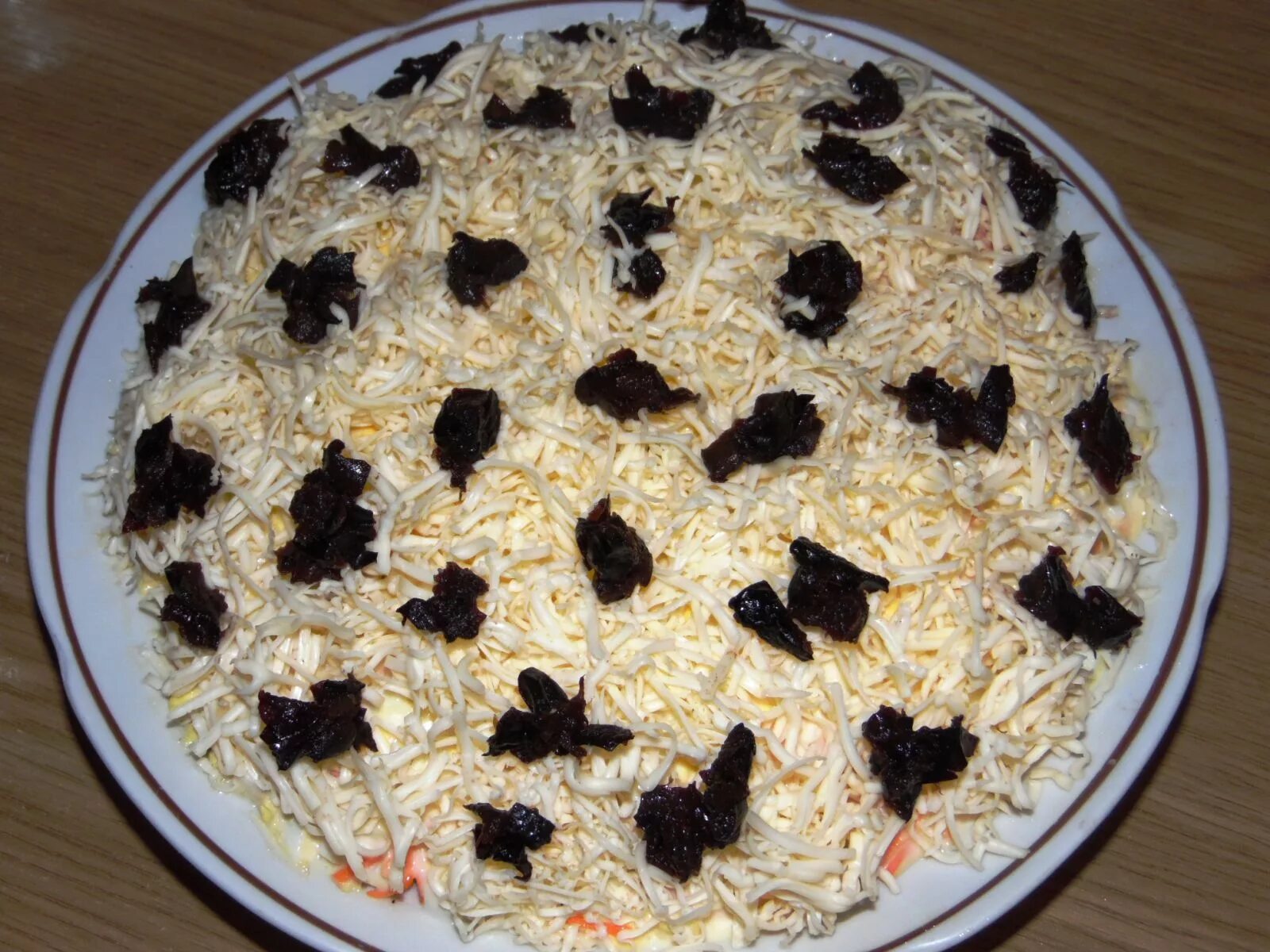 Салат нежность с курицей и черносливом. Салат курица с ананасами и черносливом и орехами. Вкусные рецепты салатов с черносливом. Вкусные рецепты салатов с черносливом. Салат с черносливом и курицей и грецкими орехами.